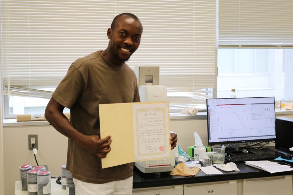 研究発表奨励賞を受賞した博士後期課程生物機能開発科学専攻1年 Aaron Pambu さん